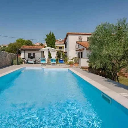 度假居 Olive Tree Mit Schwimmbad By Interhome *