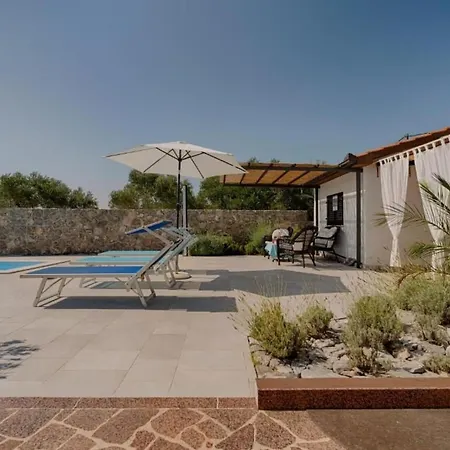別荘 Olive Tree Mit Schwimmbad By Interhome *